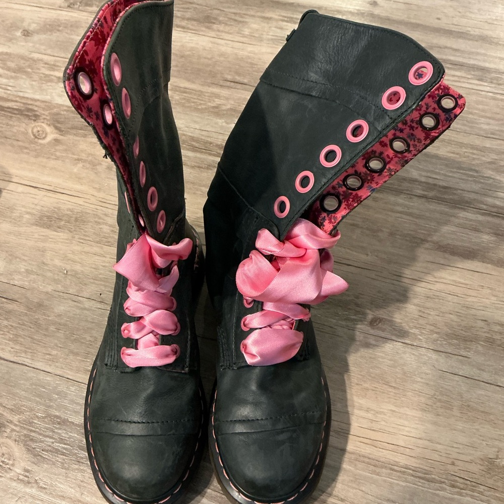 Dr. Martens Triumph Pink Floral 1914 Boots RARE